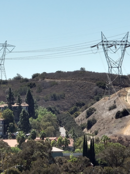 Demanda Global de Energia Avança em Ritmo Mais Lento, Mas Solar e Eólica Assumem a Liderança no Primeiro Semestre de 2025