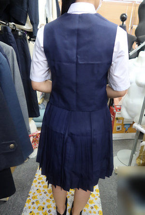 サムネイル： 中古 中学校 夏服セット（指定ひもスカーフ付き）