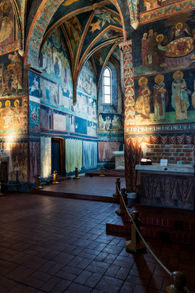 Wnętrze Kaplicy Trójcy Świętej na Zamku Lubelskim z bizantyjsko-ruskimi freskami z 1418 roku przedstawiającymi sceny biblijne i świętych, stanowi unikalne połączenie gotyckiej architektury z prawosławną ikonografią ufundowaną przez króla Władysława Jagiełłę.