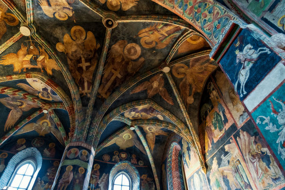 Żebrowe sklepienie Kaplicy Trójcy Świętej na Zamku Lubelskim pokryte XV-wiecznymi bizantyjsko-ruskimi freskami przedstawiającymi aniołów, symbole ewangelistów i sceny niebiańskie.