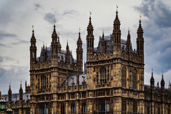 Fragment północno-wschodniej elewacji Pałacu Westminsterskiego — siedziby brytyjskiego parlamentu. Bogato dekorowane wieżyczki i ostrołukowe okna są przykładem neogotyckiego stylu odbudowanego pałacu z XIX wieku, zaprojektowanego przez Charlesa Barry’ego i Augustusa Pugina.