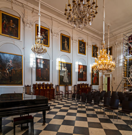 Dwukondygnacyjna, najokazalsza sala w całym pałacu pełniła funkcję reprezentacyjną. To właśnie tutaj odbywały się uroczyste przyjęcia, bale oraz wystawne ceremonie dworskie, stanowiące istotny element życia towarzyskiego i kulturalnego rezydencji.