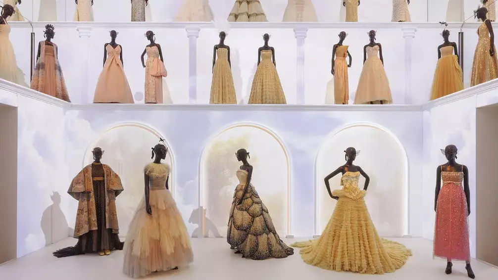 La Galerie Dior embodies the spirit of Parisian Haute Couture while perpetuating the memory of the historic address