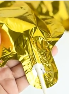 Une paille est insérée dans l'orifice du ballon