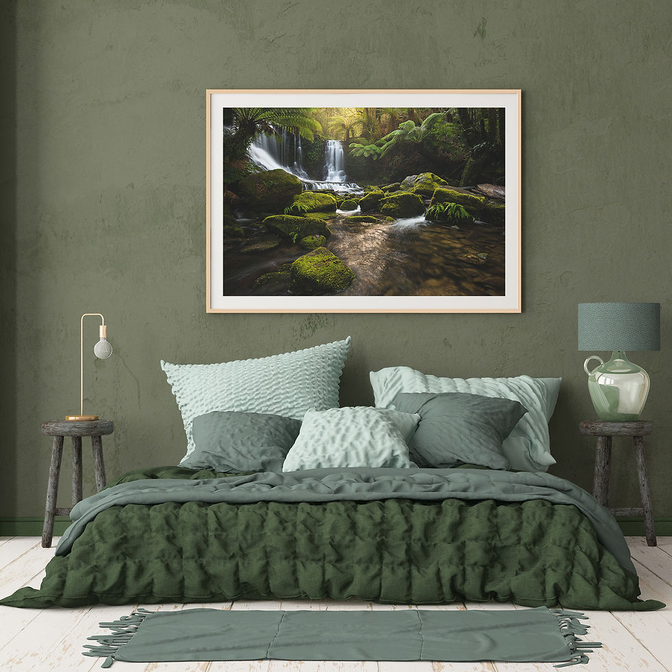 tirage d'art encadre sur un mur dans une chambre