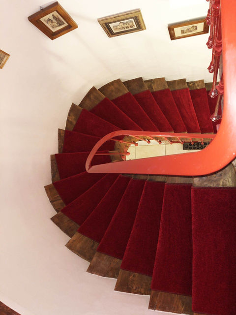 Conception sur mesure d'un passage d'escalier en moquette