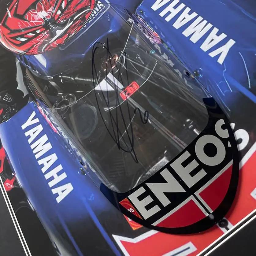 Miniature : Bulle MotoGP Yamaha YZR-M1 utilisée et signée par Fabio Quartararo et encadrée