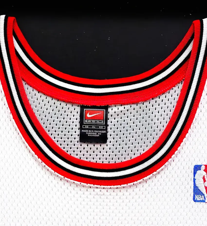 Miniature : Maillot NBA Chicago Bulls Home signé et dédicacé par Michael Jordan et encadré
