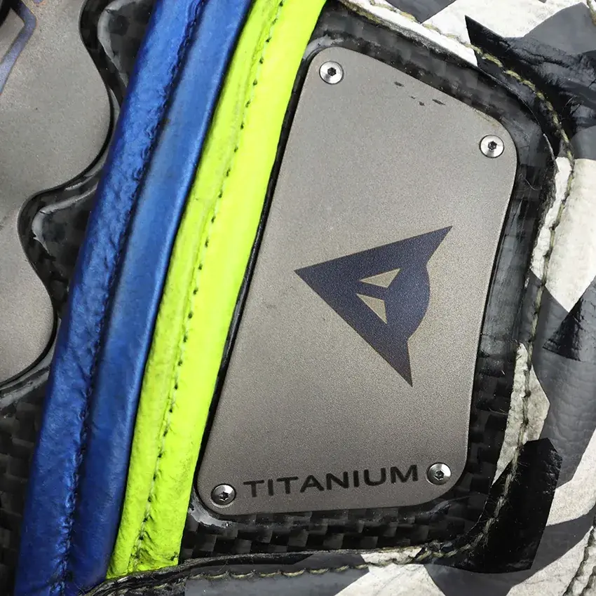 Miniature : Paire gants MotoGP 2019 Dainese portée et signée par Joan Mir