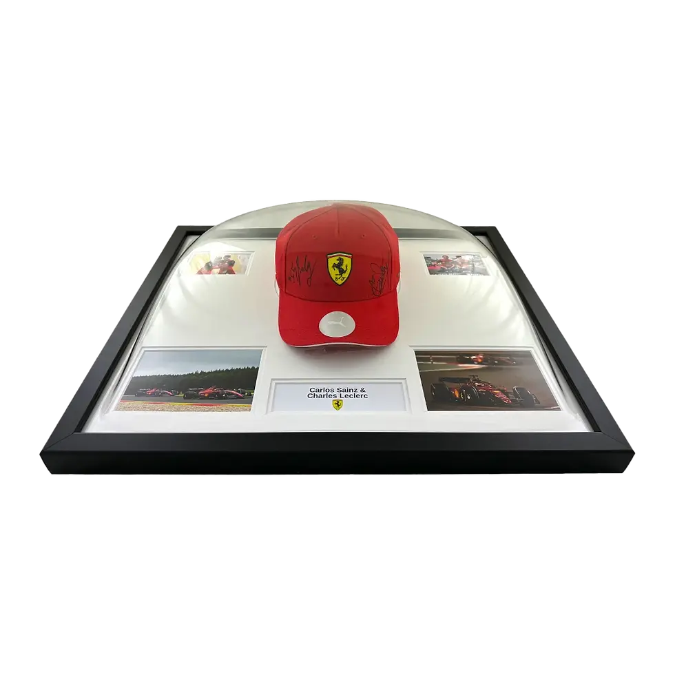 Miniature : Casquette F1 Formule 1 Scuderia Ferrari signée par Leclerc et Sainz et encadrée