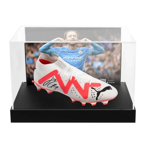 Chaussure Puma signée par Jack Grealish sous vitrine Manchester