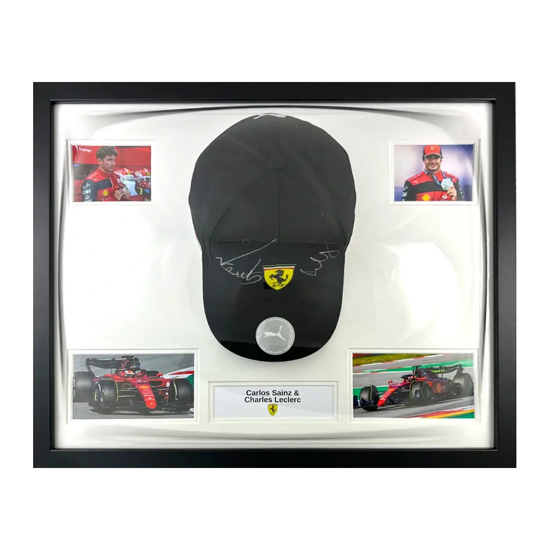 Casquette F1 Formule 1 Scuderia Ferrari signée par Leclerc et Sainz et encadrée