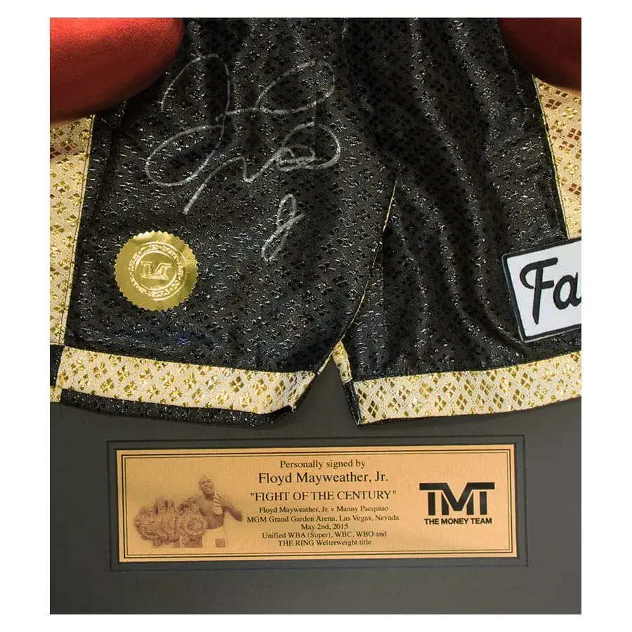 Miniature : Short boxe Hublot signé par Floyd Mayweather et encadré avec paire de gants