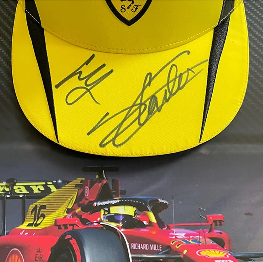 Miniature : Casquette F1 Formule 1 Ferrari Team Monza 2022 signée par C. Leclerc et C. Sainz