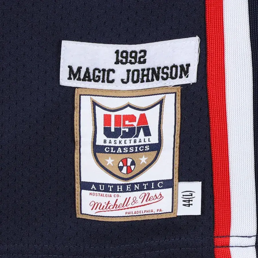 Thumbnail: Maillot basket USA JO 1992 Dream Team authentic bleu signé par Magic Johnson