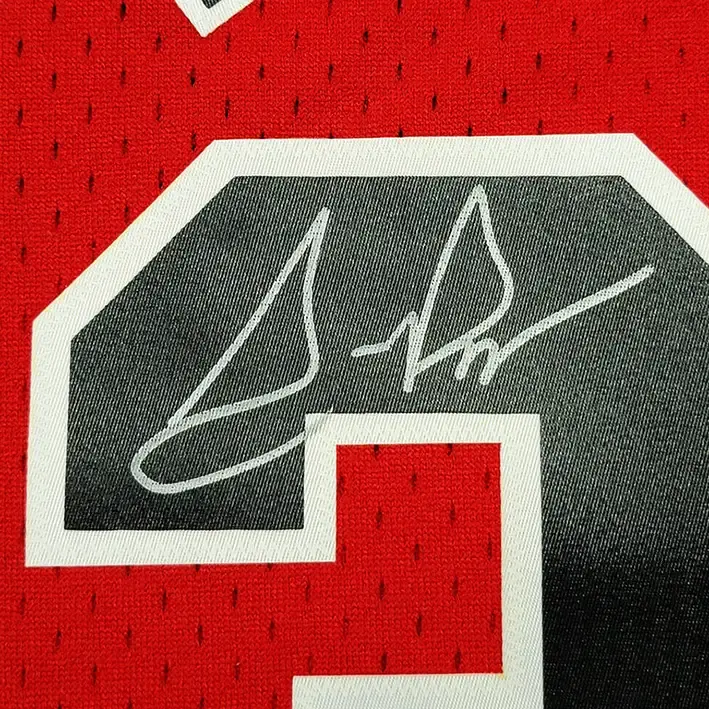 Miniature : Maillot NBA Chicago Bulls 1998 Away swingman signé par Scottie Pippen et encadré