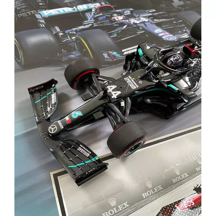 Miniature : Miniature F1 Mercedes AMG 2020 1:18 et photo signée par Lewis Hamilton encadrées