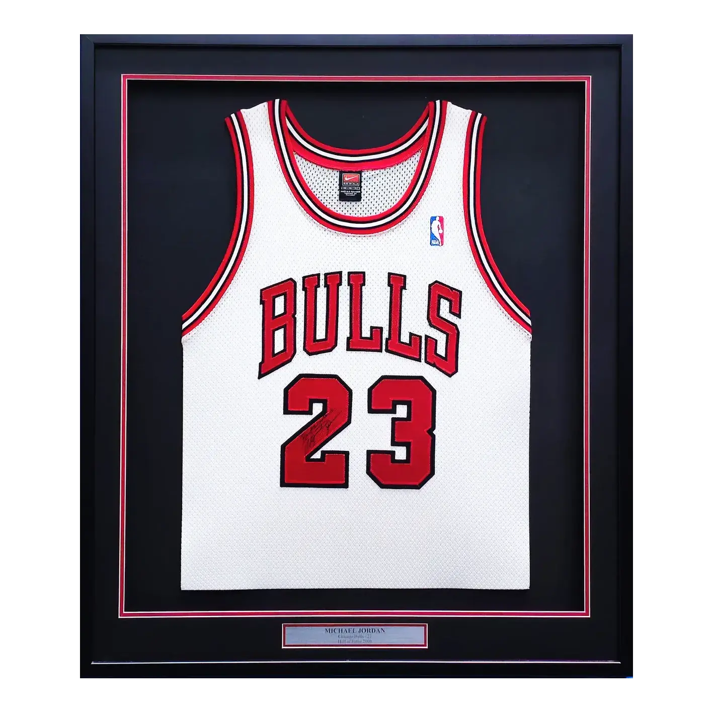 Maillot NBA Chicago Bulls Home signé et dédicacé par Michael Jordan et encadré