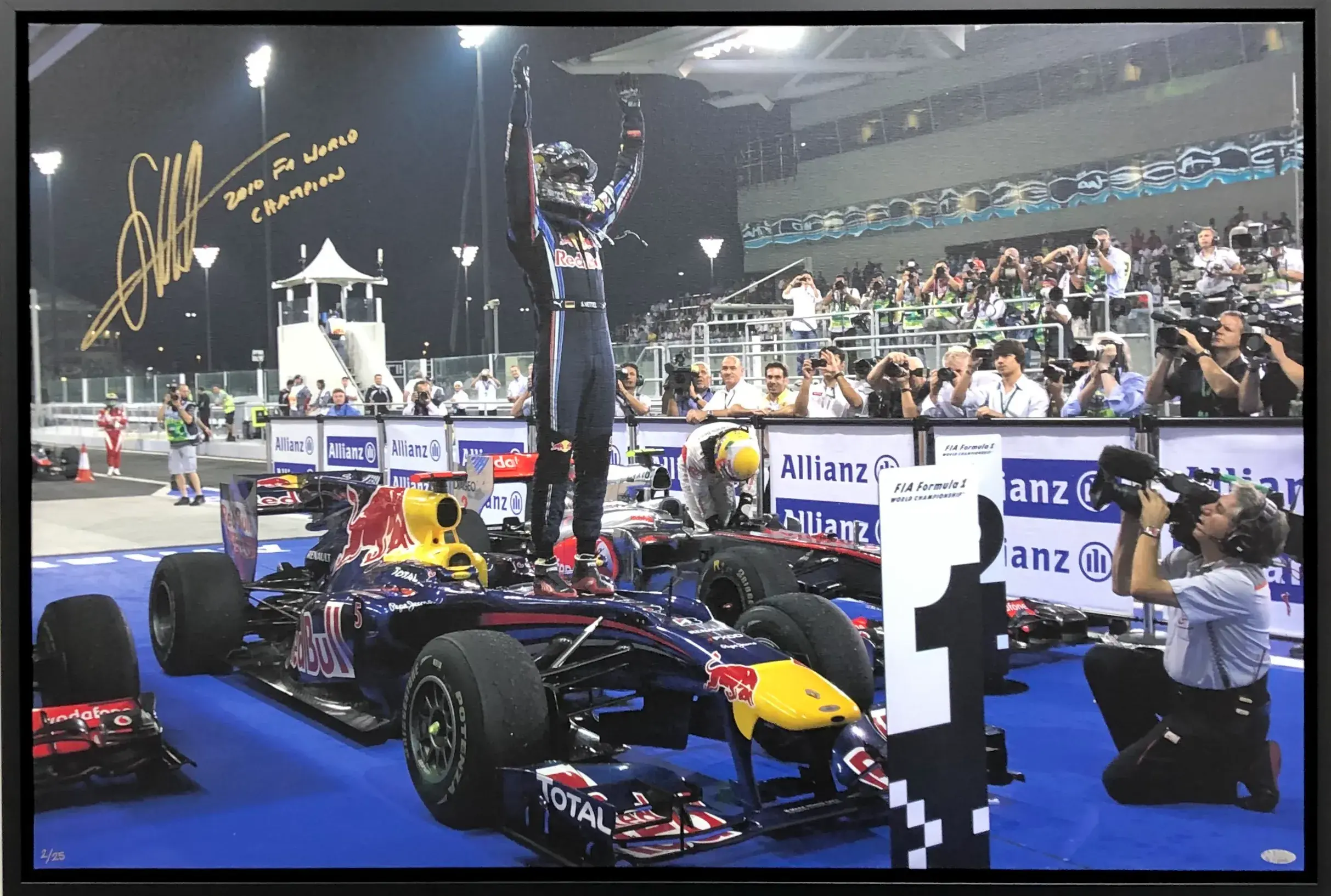 Photo toile F1 Formule 1 Red Bull Abu Dhabi 2010 signée et dédicacée par Vettel