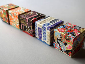The bespoke gift box that adorns the new product is made by combining five different patterns of chiyogami paper.