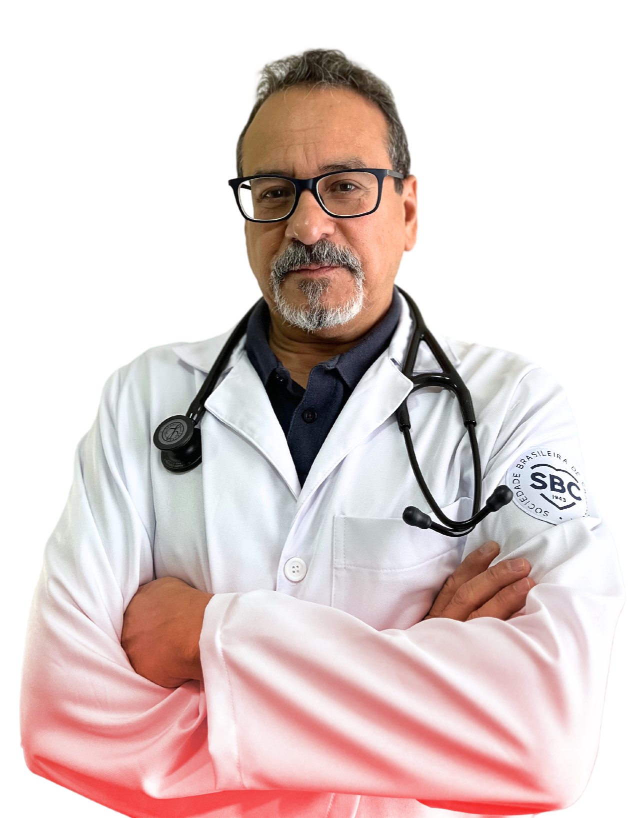 médico cardiologista idoso Dr Abraão de jaleco branco, com braços cruzados e sorrindo