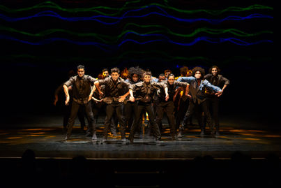 Grupo de dança em apresentação no palco