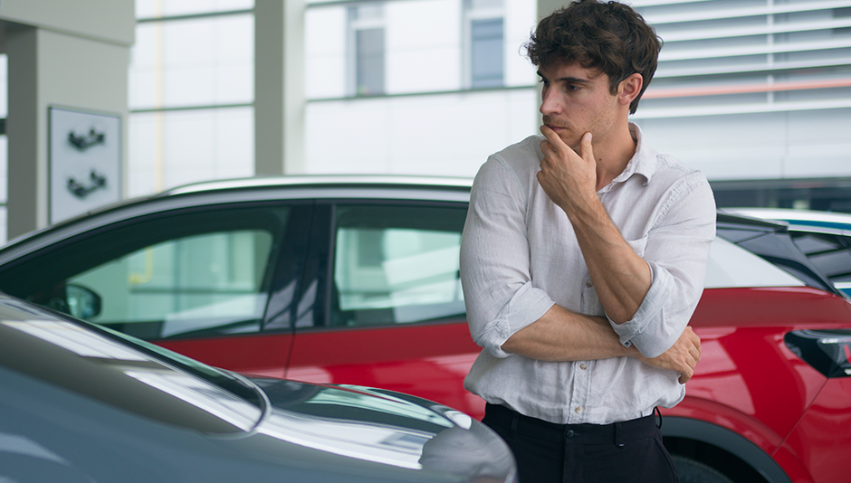 Escassez de chips e componentes reduziu a produção e elevou o preço dos carros