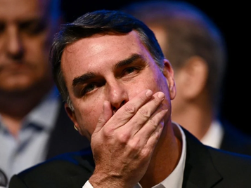 UFRJ nega pós de Flávio Bolsonaro postada em perfis