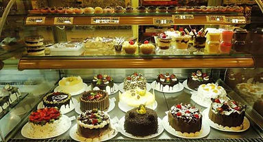 Bolos e doces em vitrine refrigerada de confeitaria