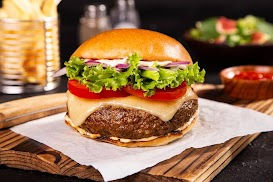 Hambúrguer suculento com queijo, alface e tomate