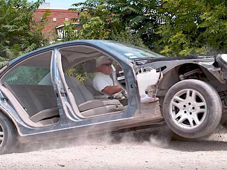 Este vídeo nos muestra con crudeza las consecuencias que tiene para su auto al pasar demasiado rápid
