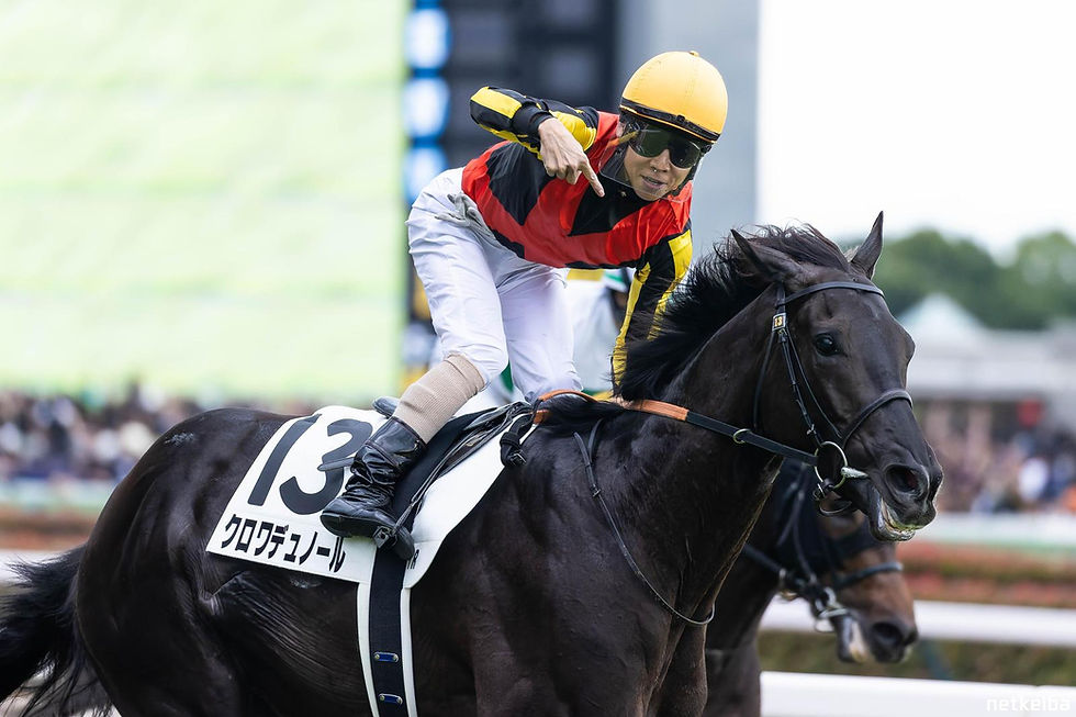 Yuichi Kitamura points to Croix du Nord after the pair emerge victorious in the G1 Tokyo Yushun - picture from netkeiba.com