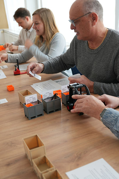 Teilnehmer bearbeiten den Wareneingang im Lean Planspiel der Logistiksimulation