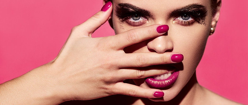 Manicura brillante y lápiz labial