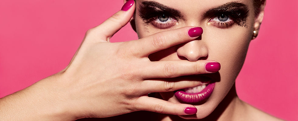 Helle Maniküre und Lippenstift
