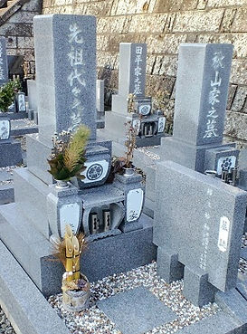 岐阜県可児市鳩吹霊園でのお墓文字の現地追加彫刻と墓石清掃と納骨法要のお手伝いの施工前