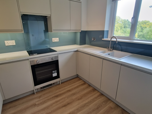 Howdens Clerkenwell Matt Handleless kitchen fitted with laminate worktops in Reading