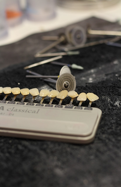 dental technichan labor,coulor palette.jpg