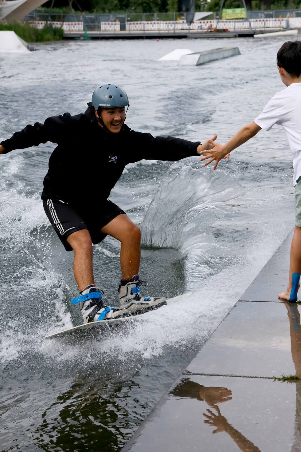 Den coolen Wakeboardern zuschauen (oder es selbst ausprobieren) kann man im Stadtpark Neue Welt in Memmingen.