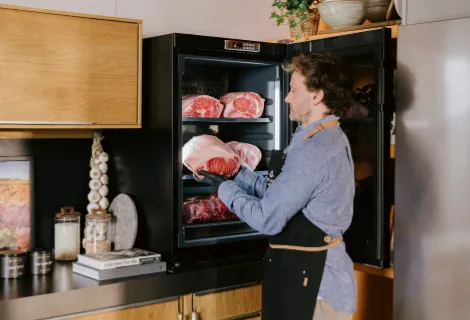 Dry Ager DX500, Mann bestückt Dry Ager, Dry Aged Fleisch