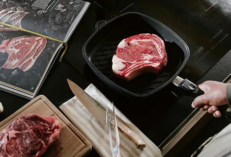 Dry Aged Fleisch in Pfanne, Steakpfanne, Dry Ager, Die Dry Ager Bibel