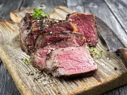Dry-Aged Rinderfilet mit Trüffelbutter und gepickelten Gurken