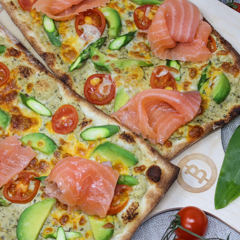 Beefer Pizza mit Spargel, Bärlauch und Räucherlachs