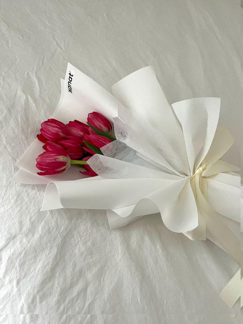 Ramo tulipanes Aura XANAT: papel bouquet con volumen. Arreglos elegantes a domicilio en Ciudad de México.