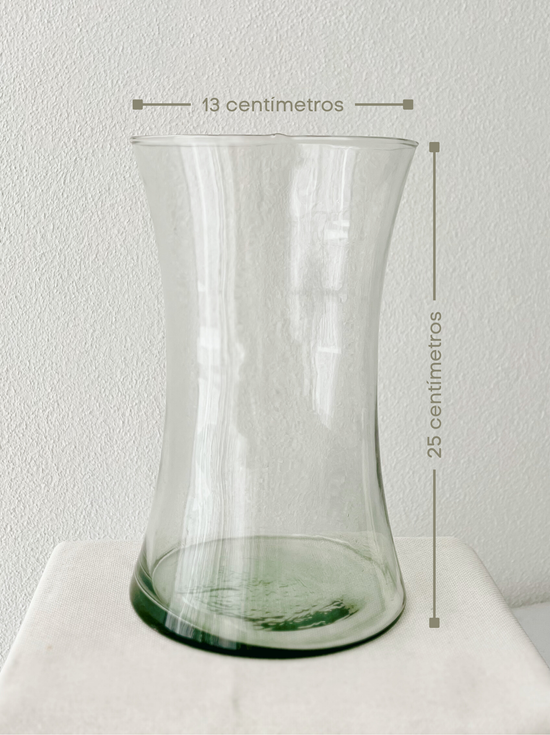 Medidas del florero o jarrón de cristal reciclado mediano y grande para 25, 50, y 100 flores con una silueta ligeramente acampanada de los accesorios de la florería Xanat Flores en México con envíos y entregas a domicilio.