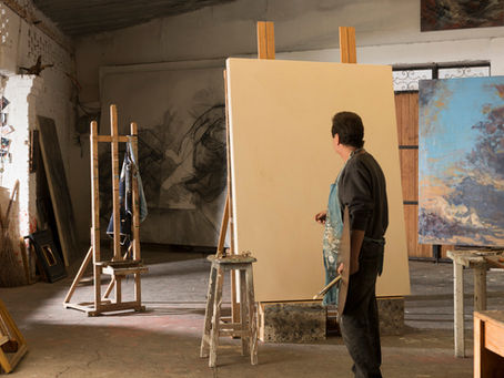 アトリエにいる画家