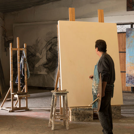 アトリエにいる画家