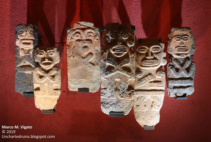 San Miguel Ixtapan, figuras de brazos cruzados