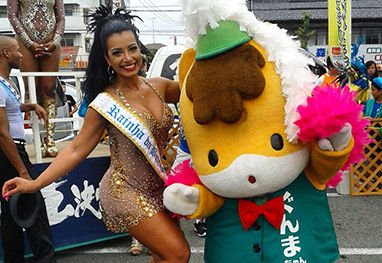 Cinthia Santos arrasa em desfile de Carnaval no Japão