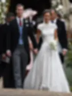 Pippa Middleton le jour de son mariage en 2017, tenant un bouquet de pivoines blanches et de fleurs de pois de senteur.